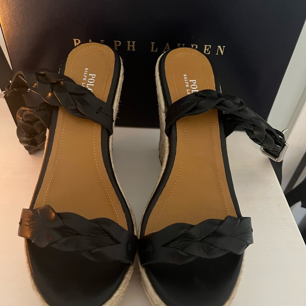 Beautiful Ralph Lauren ankle strap espadrille.
Hardly worn. Original box.